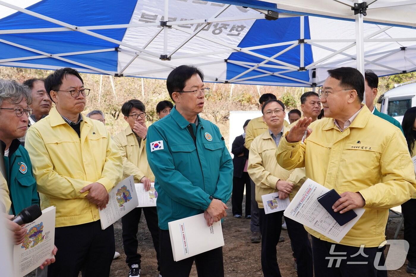 김인호 산림청장(맨 오른쪽)이 영천시 화남면 소나무재선충병 방제사업지에서 방제 전략을 논의하고 있다. (산림청 제공.재판매 및 DB금지)/뉴스1