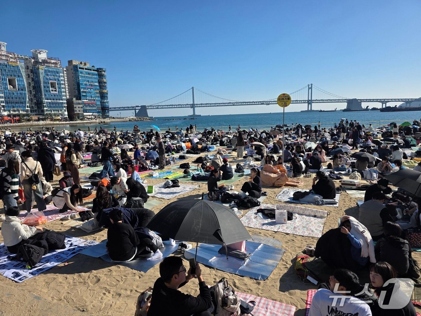 본문 이미지 - 제20회 부산불꽃축제가 열리는 15일 오후 1시 30분쯤 부산 광안리해수욕장에 시민들이 돗자리를 깔고 앉아있다.2025.11.15/뉴스1 ⓒ News1 장광일 기자