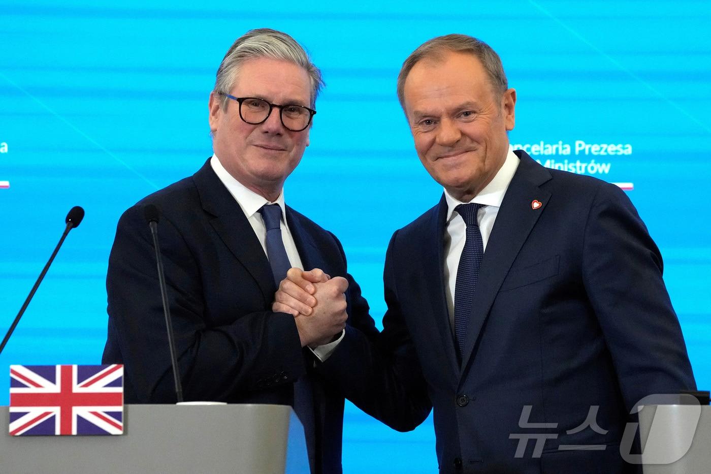 지난 1월 17일&#40;현지시간&#41; 키어 스타머 영국 총리&#40;왼쪽&#41;와 도날트 투스크 폴란드 총리가 바르샤바에서 기자회견을 하고 손을 잡고 있다. 2025.01.17 ⓒ 로이터=뉴스1 ⓒ News1 김지완 기자