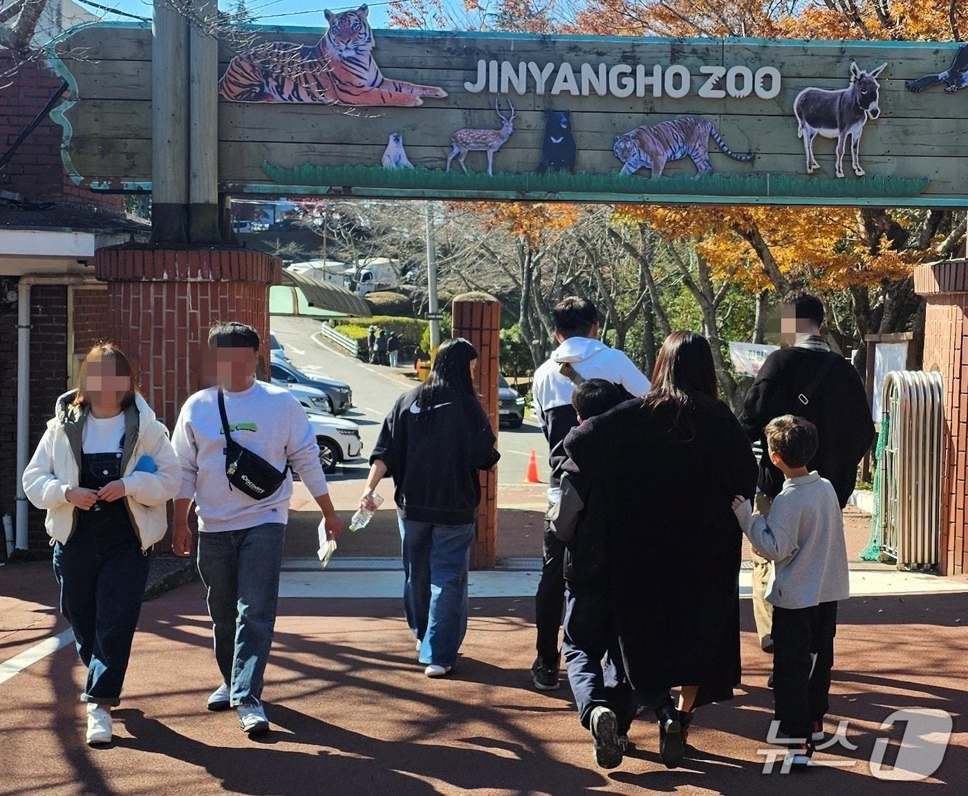 본문 이미지 - 진주 진양호 동물원을 찾은 방문객들. 2025.11.15/뉴스1 한송학기자