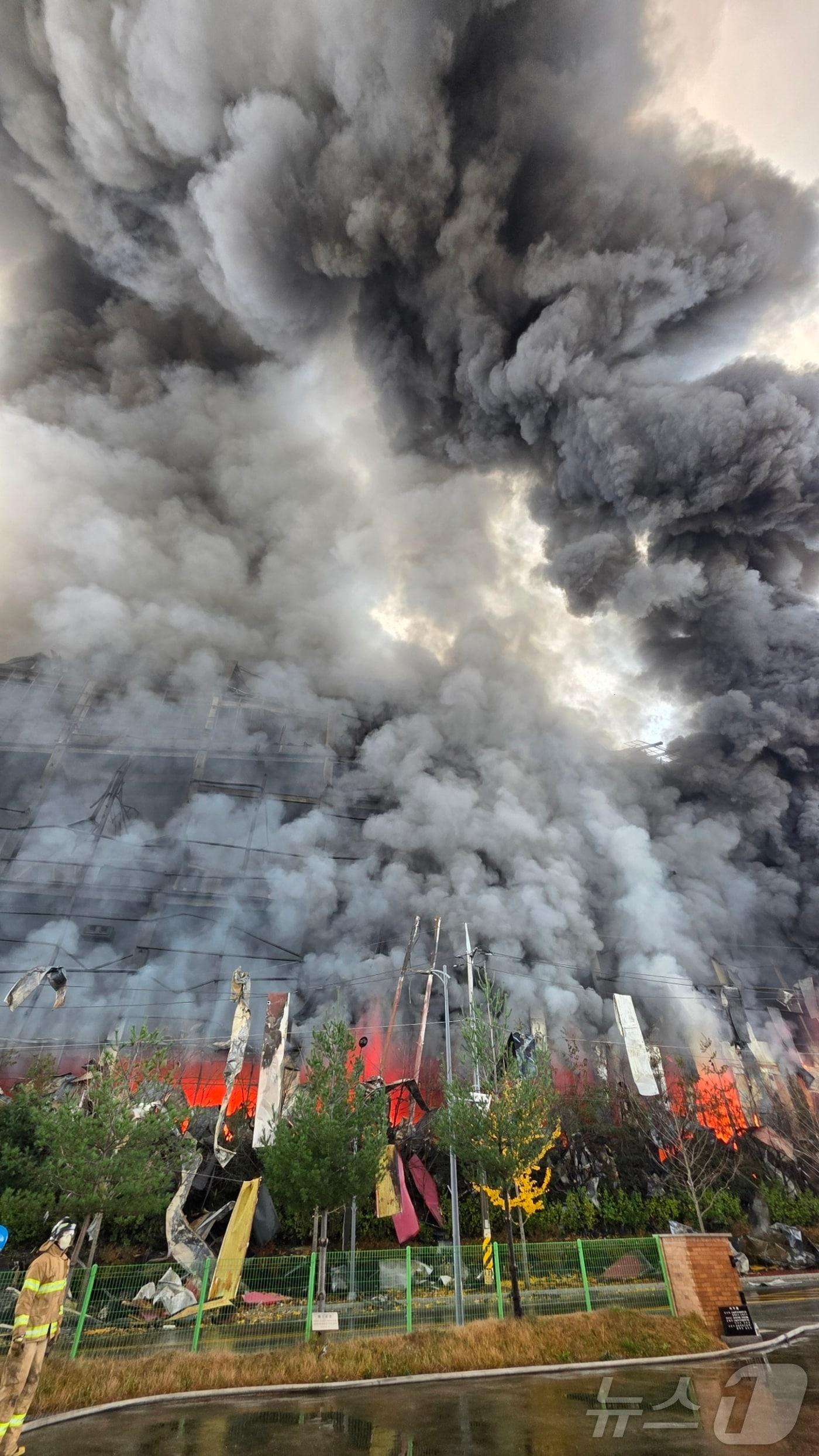 본문 이미지 - 15일 오전 충남 천안 동남구 이랜드패션 물류센터에서 발생한 화재가 9시간이 지나도록 꺼지지 않으면서 검은 연기가 뿜어져 나오고 있다. 소방 당국은 대응 2단계를 유지한 채 화재를 진화 중이다. 2025.11.15/뉴스1 ⓒ News1 이시우 기자