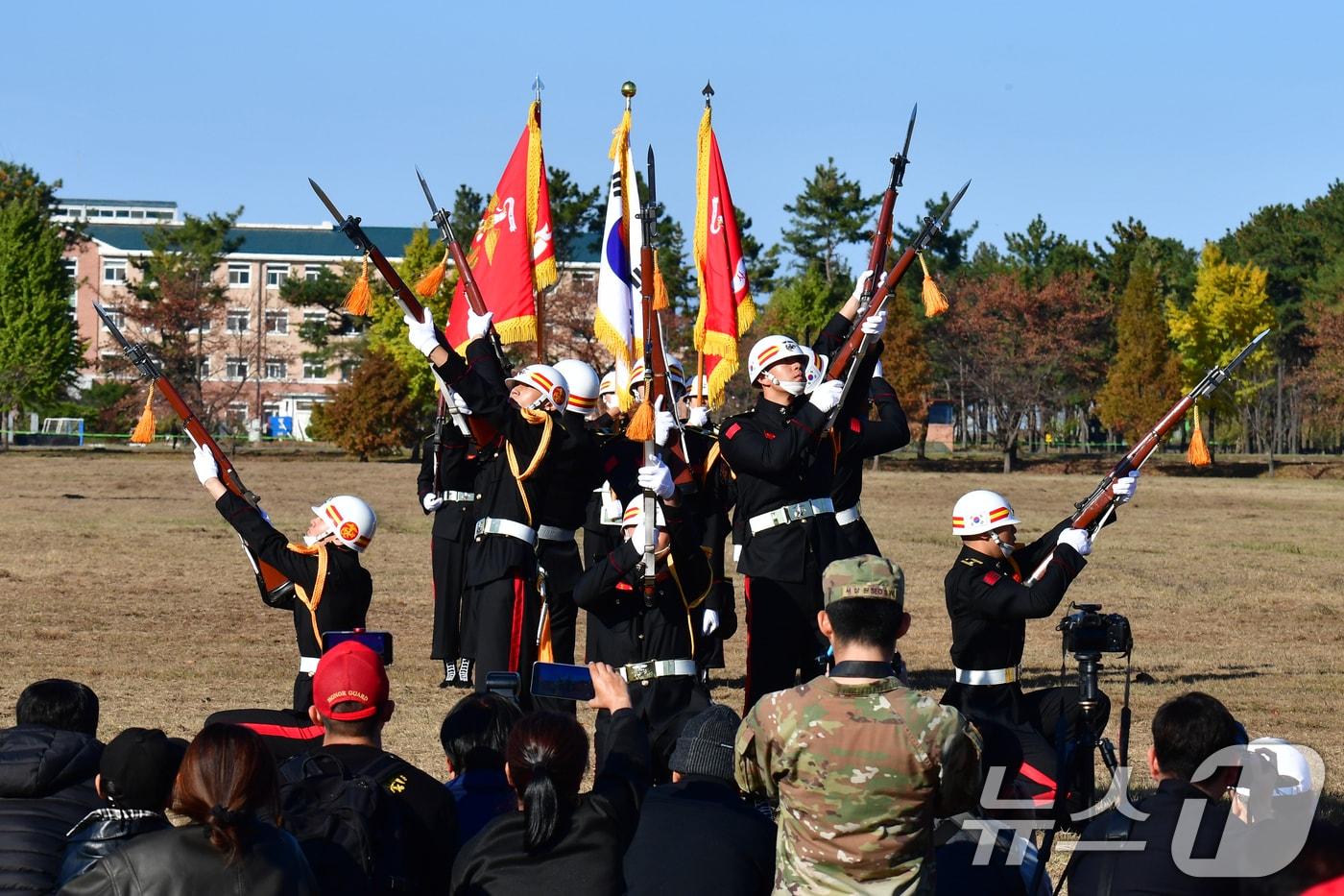 15일 경북 포항시 해병대 1사단 연병장에서 열린 &#39;2025 해병대 문화축제&#39;에서 해병대의장대의 시범공연이 펼쳐지고 있다. 2025.11.15/뉴스1 ⓒ News1 최창호 기자