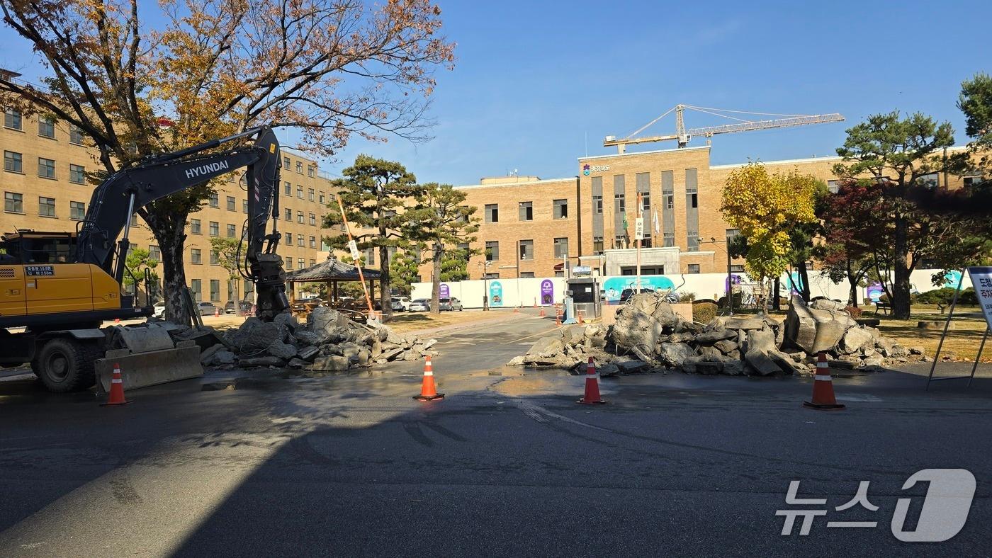  충북도청 정문 철거 모습.&#40;충북도 제공. 재판매 및 DB금지&#41;/뉴스1 