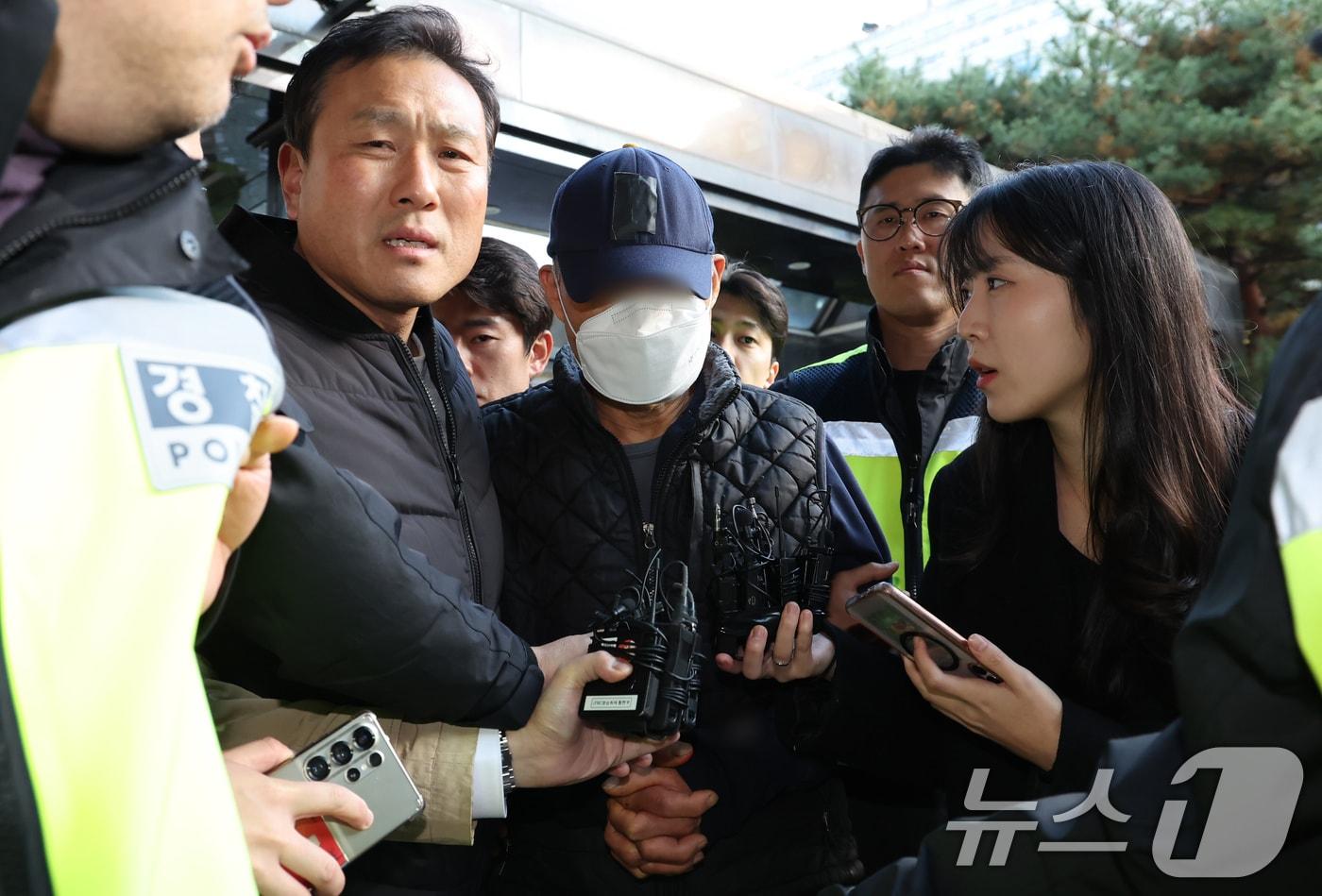 부천 제일시장에서 1톤 트럭으로 돌진사고를 낸 60대 운전자 A씨가 15일 오후 경기 부천시 인천지방법원 부천지원에서 열린 구속 전 피의자 심문&#40;영장실질심사&#41;에 출석하고 있다. ⓒ News1 장수영 기자