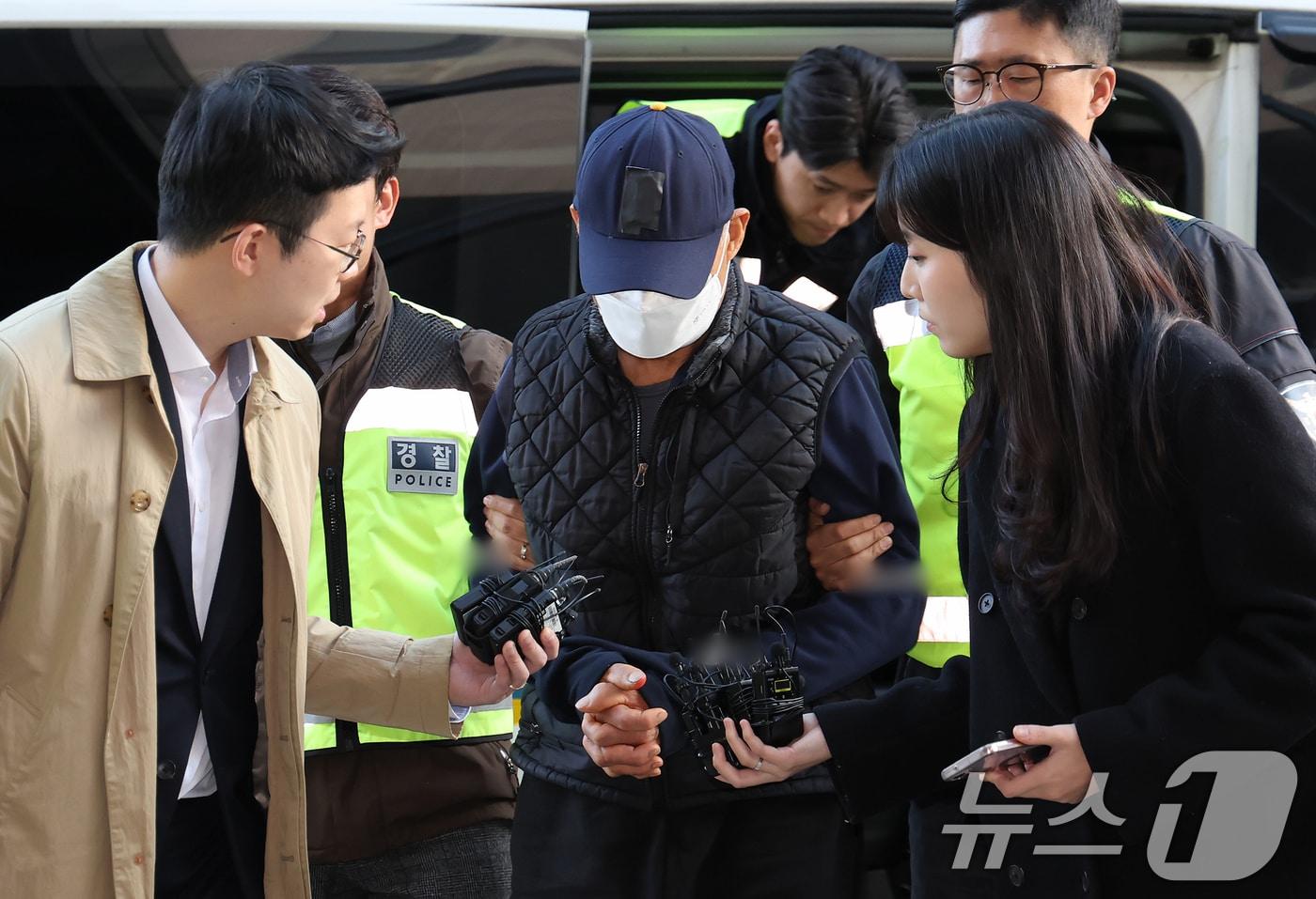 부천 제일시장에서 1톤 트럭으로 돌진사고를 낸 60대 운전자 A씨가 15일 오후 경기 부천시 인천지방법원 부천지원에서 열린 구속 전 피의자 심문&#40;영장실질심사&#41;에 출석하고 있다. 2025.11.15/뉴스1 ⓒ News1 장수영 기자