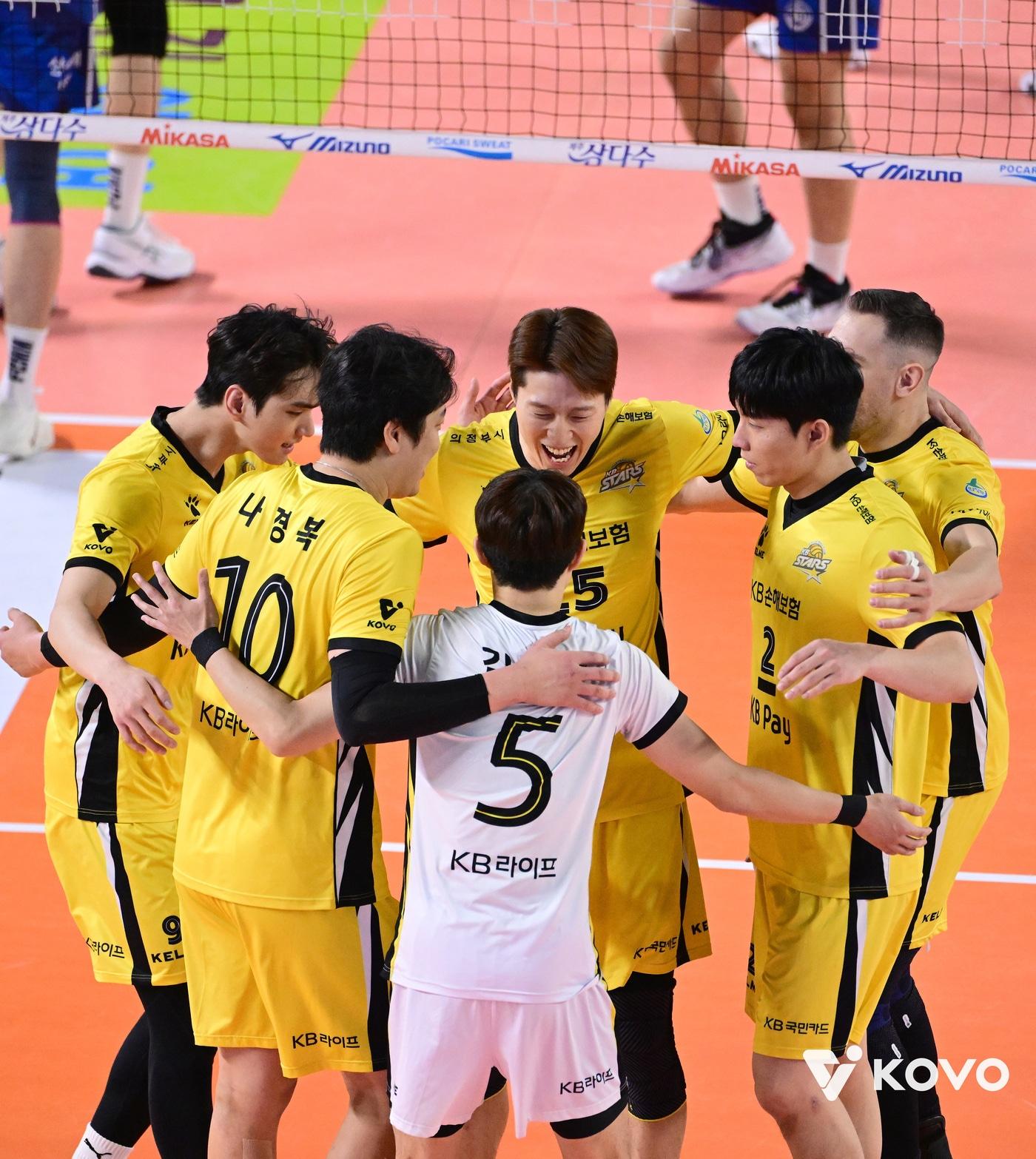 본문 이미지 - 2연승을 기록하며 남자 프로배구 선두에 오른 KB손해보험. &#40;KOVO 제공&#41;