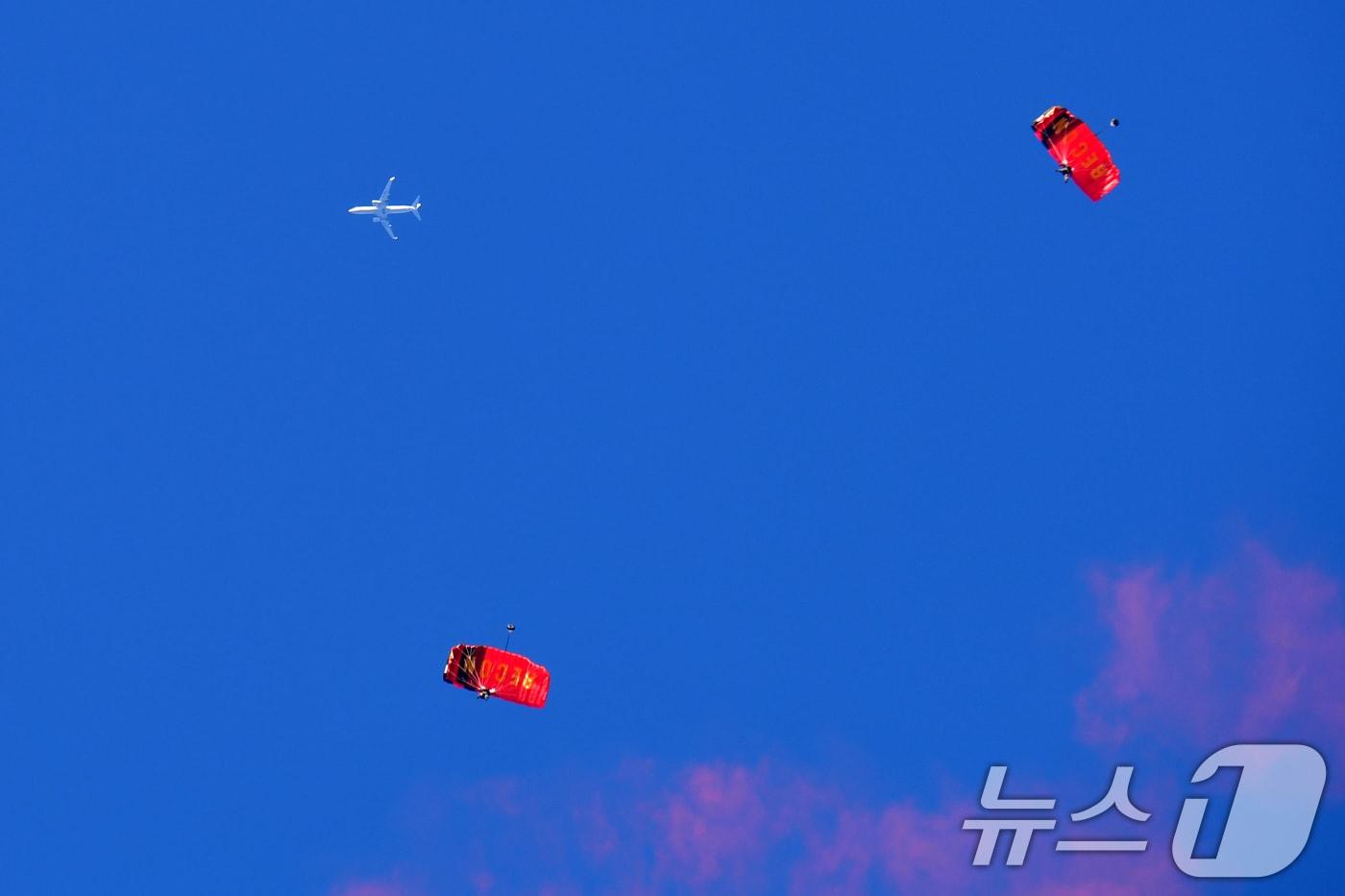 15일 경북 포항시 해병대 1사단 연병장에서 열린 &#39;2025 헤병대 문화축제&#39;에서 해병대특수색여단 요원들이 상륙기동헬기인 마린온에서 고공강하 시범을 보이고 있다. 2025.11.15/뉴스1 ⓒ News1 최창호 기자