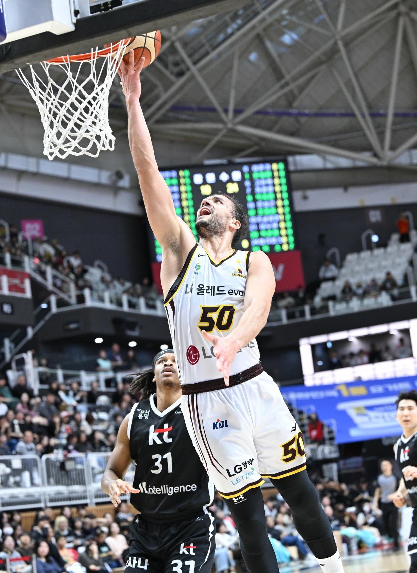 본문 이미지 - 프로농구 LG 마레이가 15일 KT와 경기에서 레이업을 시도하고 있다.&#40;KBL 제공&#41;