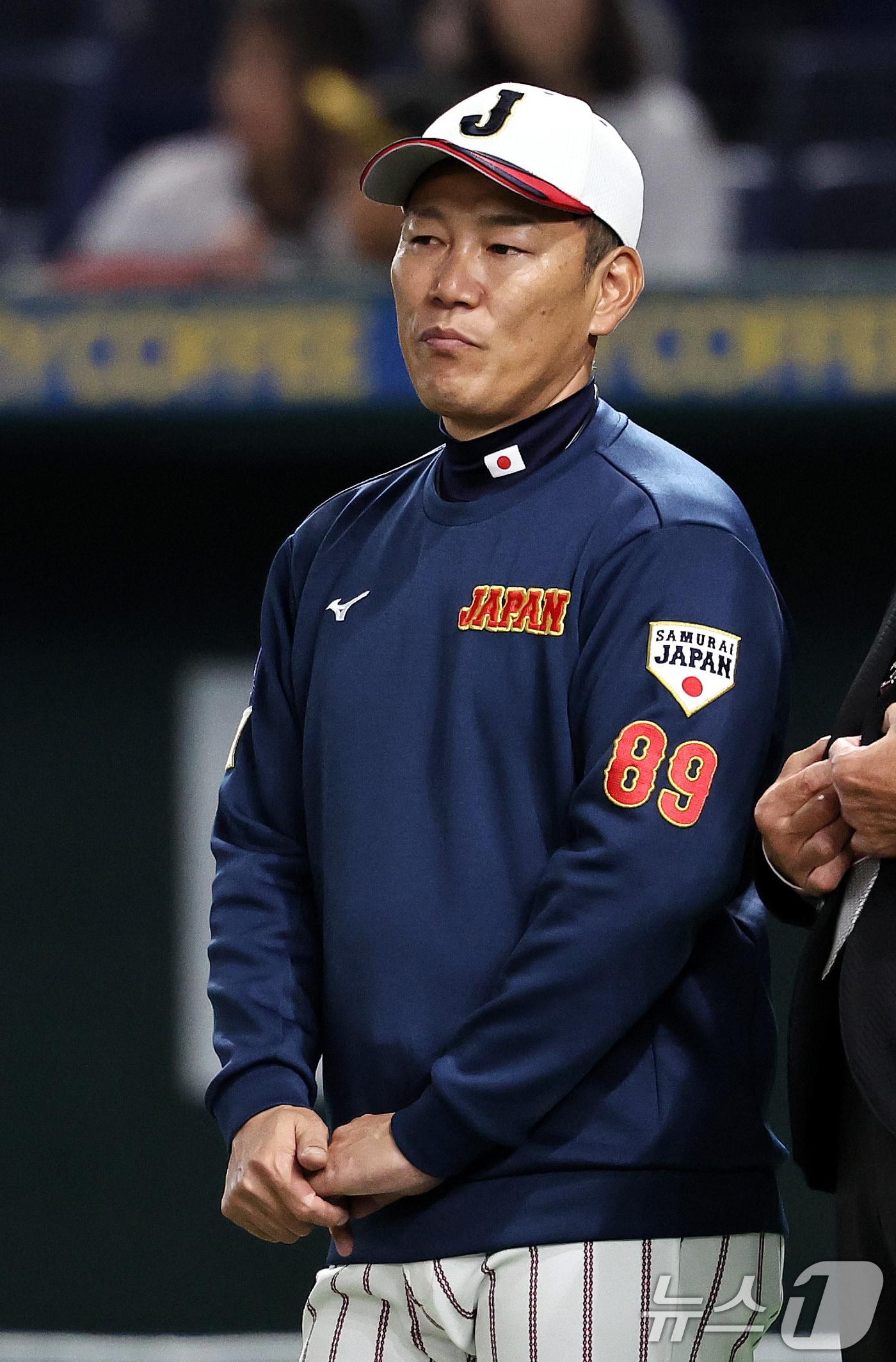 본문 이미지 - 15일 오후 일본 도쿄돔에서 열리는 월드베이스볼클래식&#40;WBC&#41; 대비 평가전 &#39;2025 케이 베이스볼 시리즈&#40;K-BASEBALL SERIES&#41;&#39; 대한민국과 일본의 1차전 경기를 앞두고 이바타 히로카즈 일본 감독이 선수들의 훈련 모습을 지켜보고 있다. 2025.11.15/뉴스1 ⓒ News1 구윤성 기자