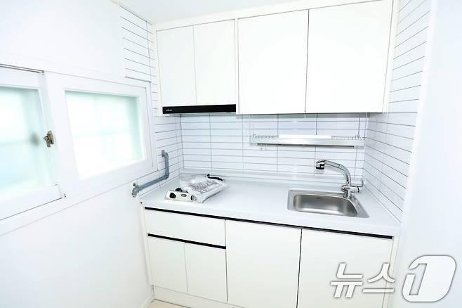 본문 이미지 - 청년만원주택 &#39;청춘별채&#39; 내부 모습./뉴스1