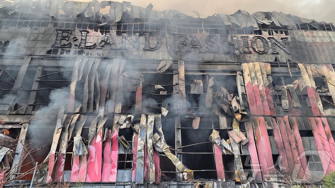 15일 충남 천안 동남구 이랜드패션 물류센터에서 발생한 화재로 건물 외장재가 떨어지고 외벽이 검게 탔다. 소방 당국은 9시간 30분 만에 큰불을 잡았지만 대응 2단계를 유지한 채 화재를 계속 진압 중이다. 2025.11.15/뉴스1 ⓒ News1 이시우 기자