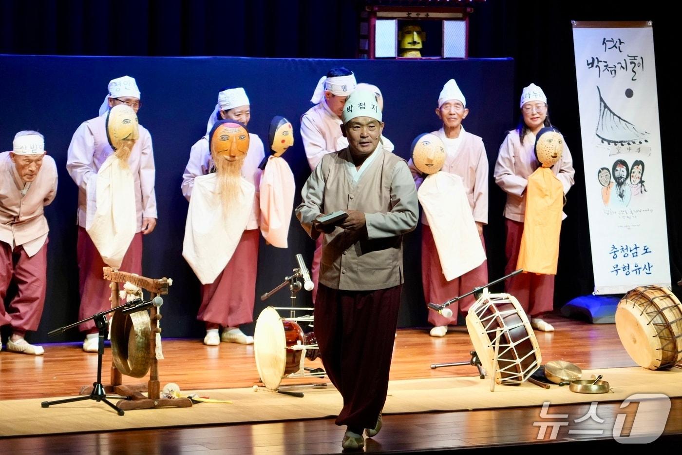 이태수 서산박첨지놀이보존회 대표가 관객들과 교감을 나누고 있다.&#40;서산문화재단 제공. 재판매 및 DB금지&#41;2025.11.15/뉴스1