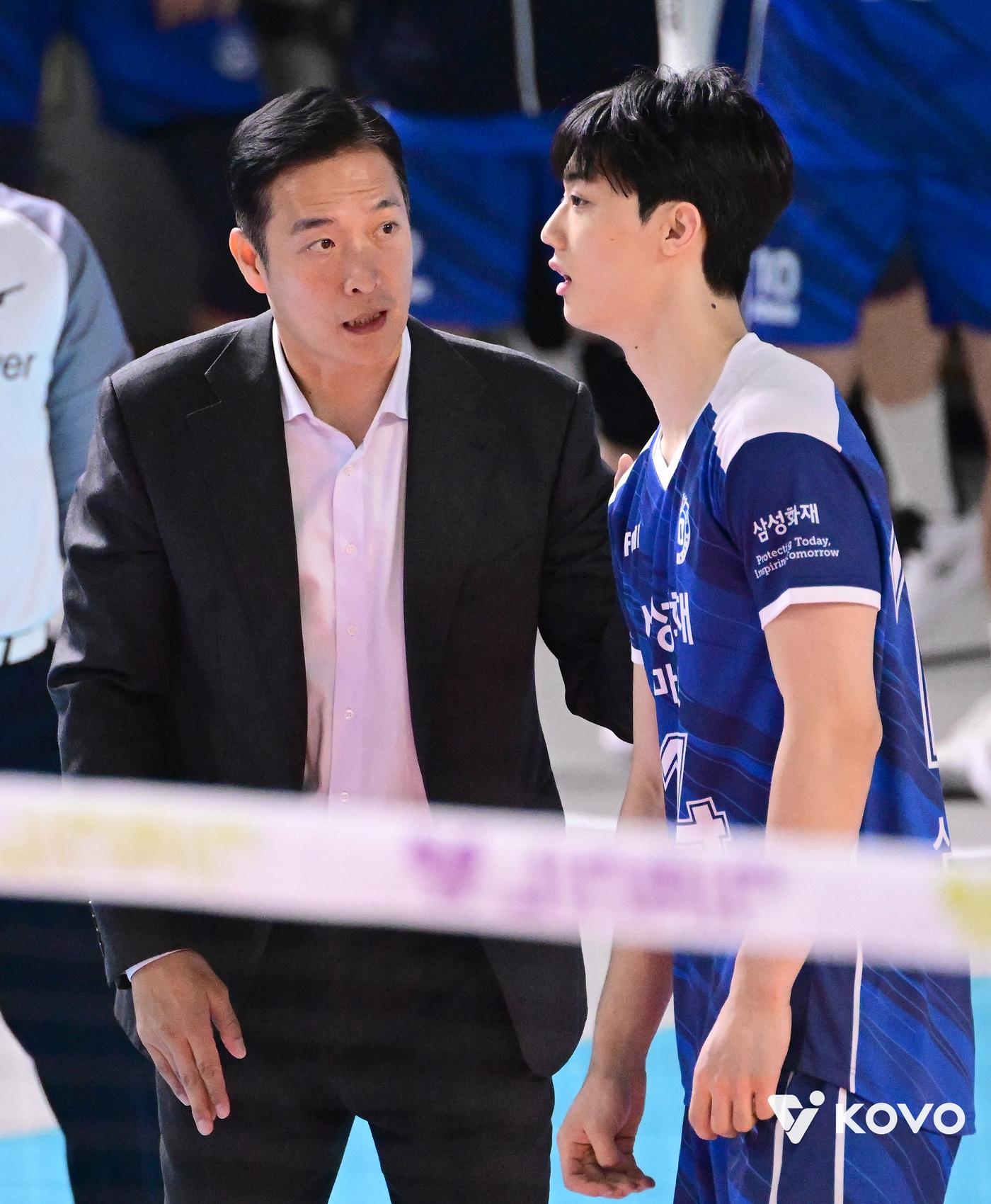 본문 이미지 - 삼성화재 김상우 감독과 신예 이우진. &#40;KOVO 제공&#41;