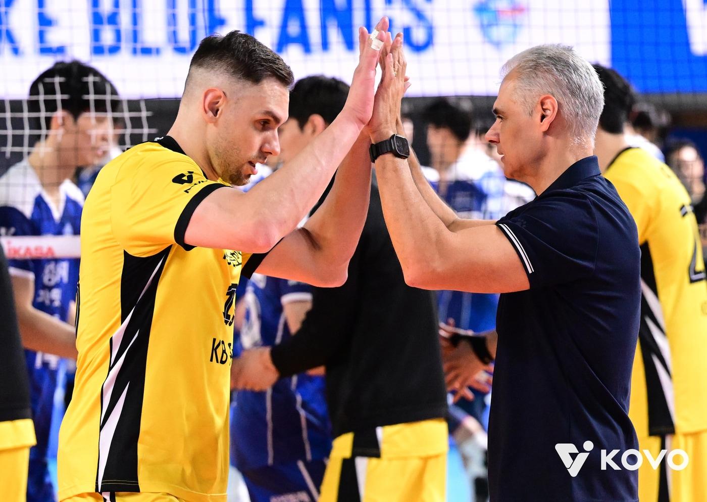 KB손해보험 레오나르도 아폰소 감독&#40;오른쪽&#41;과 아드레스 비예나. &#40;KOVO 제공&#41;