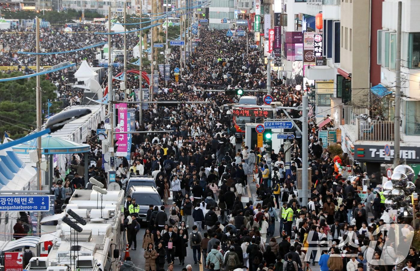 15일 오후 부산 수영구 광안리해수욕장 일대가 '제20회 부산불꽃축제'를 관람하기 위한 관람객들로 북적이고 있다. 2025.11.15/뉴스1 ⓒ News1 윤일지 기자