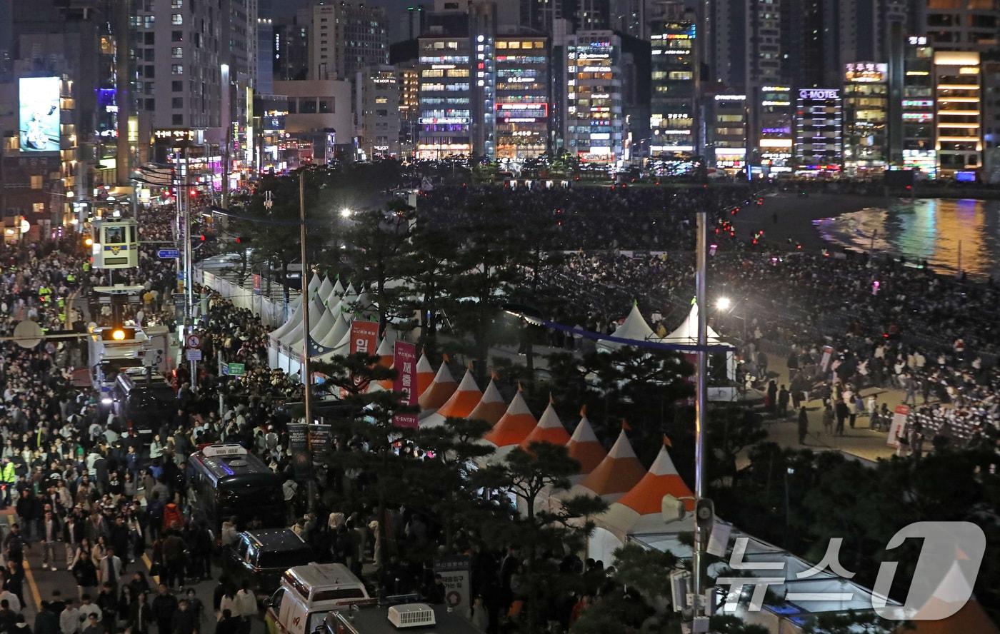 본문 이미지 - 지난해 11월15일 오후 부산 수영구 광안리해수욕장 일대가 '제20회 부산불꽃축제'를 관람하기 위한 관람객들로 북적이고 있다. 2025.11.15 ⓒ 뉴스1 윤일지 기자