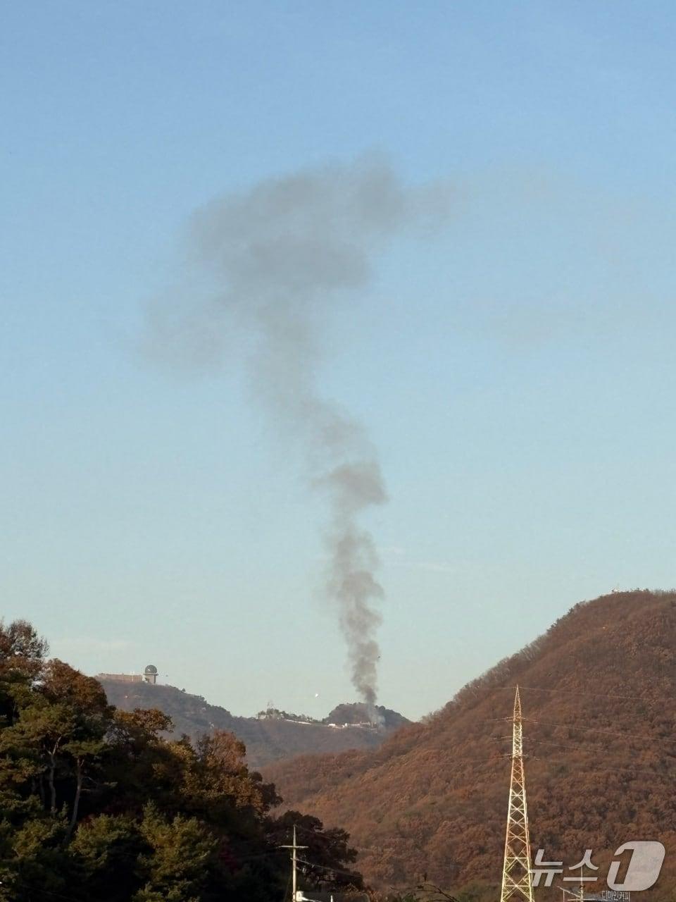 본문 이미지 - 수리산 슬기봉 일대 산불.&#40;경기도소방재난본부 제공&#41;