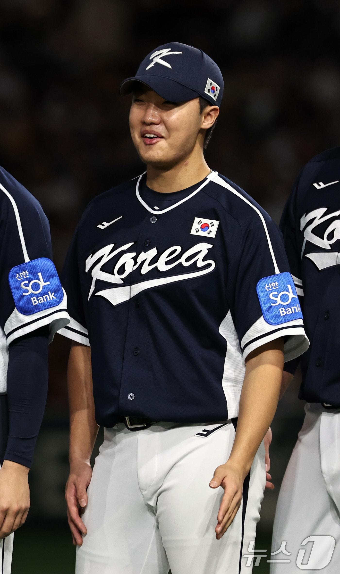 본문 이미지 - 15일 오후 일본 도쿄돔에서 열리는 월드베이스볼클래식&#40;WBC&#41; 대비 평가전 &#39;2025 케이 베이스볼 시리즈&#40;K-BASEBALL SERIES&#41;&#39; 대한민국과 일본의 1차전 경기를 앞두고 대표팀 정우주가 웃음 짓고 있다. 2025.11.15/뉴스1 ⓒ News1 구윤성 기자