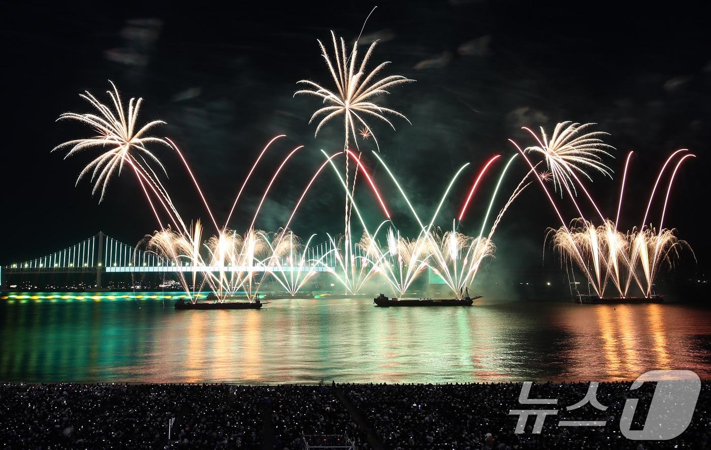 15일 오후 부산 수영구 광안리해수욕장 일대에서 열린 &#39;제20회 부산불꽃축제&#39;에서 화려한 불꽃이 부산 밤바다를 수놓고 있다. 2025.11.15/뉴스1 ⓒ News1 윤일지 기자