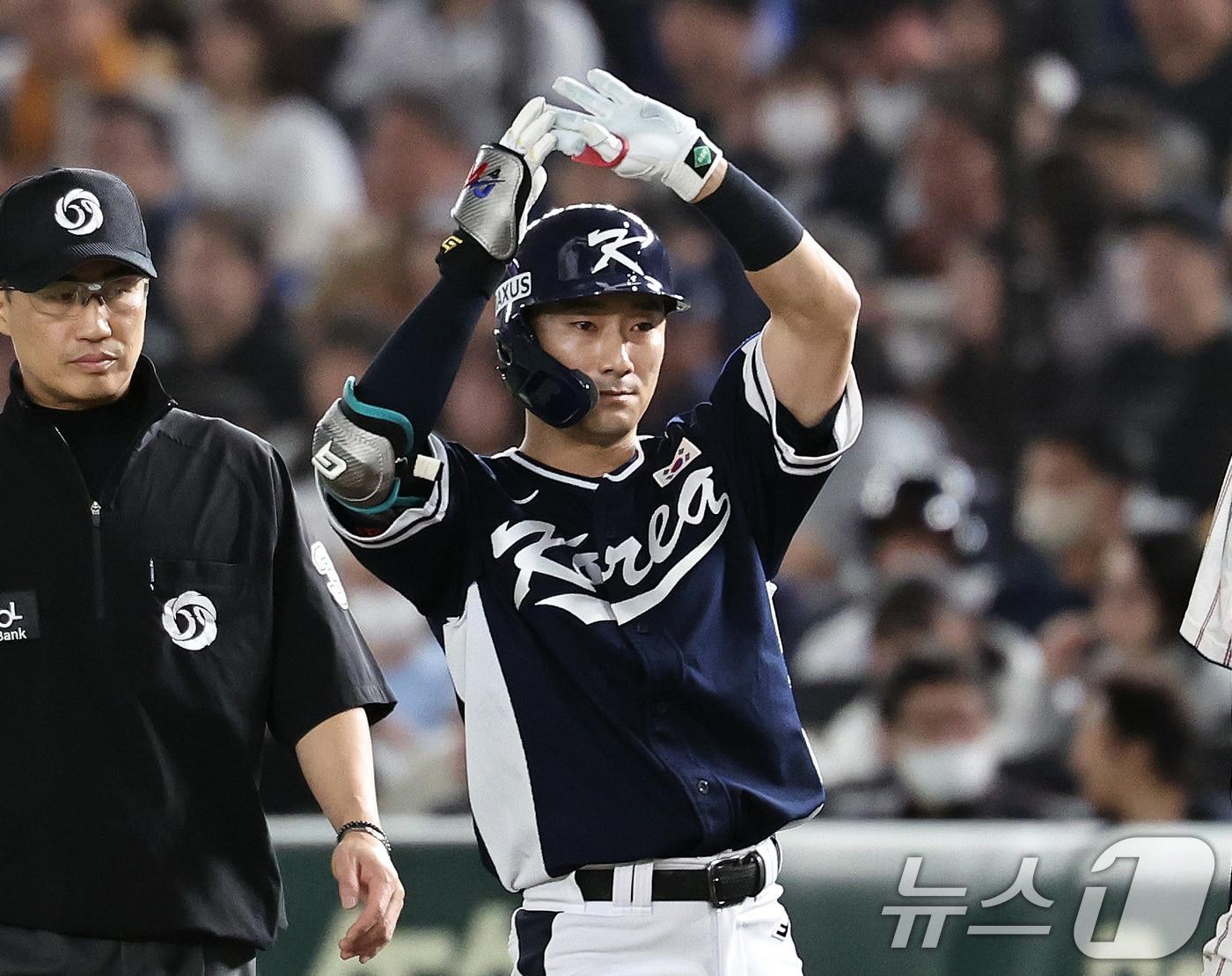 본문 이미지 - 15일 오후 일본 도쿄돔에서 열린 월드베이스볼클래식(WBC) 대비 평가전 '2025 케이 베이스볼 시리즈(K-BASEBALL SERIES)' 일본과의 1차전 경기. 4회초 대한민국 선두타자 신민재가 4회초 안타를 친 뒤 세리머니하고 있다. 2025.11.15/뉴스1 ⓒ News1 구윤성 기자