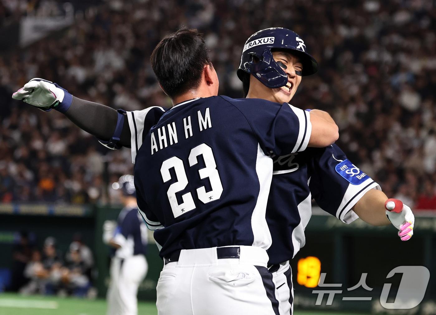 본문 이미지 - 15일 오후 일본 도쿄돔에서 열린 월드베이스볼클래식&#40;WBC&#41; 대비 평가전 &#39;2025 케이 베이스볼 시리즈&#40;K-BASEBALL SERIES&#41;&#39; 일본과의 1차전 경기. 대한민국 송성문이 4회초 무사 주자 없는 상황, 백투백 홈런를 때린 뒤 안현민과 기쁨을 나누고 있다. 2025.11.15/뉴스1 ⓒ News1 구윤성 기자