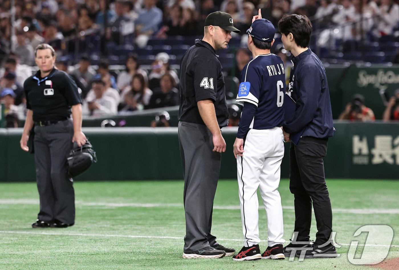 15일 오후 일본 도쿄돔에서 열린 월드베이스볼클래식&#40;WBC&#41; 대비 평가전 &#39;2025 케이 베이스볼 시리즈&#40;K-BASEBALL SERIES&#41;&#39; 일본과의 1차전 경기. 5회초 1사 김주원 땅볼 판정에 대해 류지현 감독이 블록 버로우 심판에게 항의하고 있다. ⓒ News1 구윤성 기자