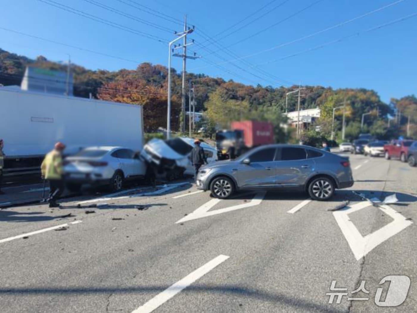 본문 이미지 - 사고 현장&#40;독자 제공&#41;. 2025.11.15