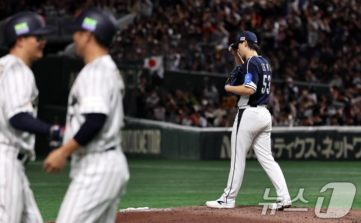 15일 오후 일본 도쿄돔에서 열린 월드베이스볼클래식&#40;WBC&#41; 대비 평가전 &#39;2025 케이 베이스볼 시리즈&#40;K-BASEBALL SERIES&#41;&#39; 일본과의 1차전 경기. 대한민국 투수 이호성이 5회말 무사 1,2루 상황 기시다의 역전 쓰리런 홈런을 맞은 뒤 아쉬워하고 있다. 2025.11.15/뉴스1 ⓒ News1 구윤성 기자