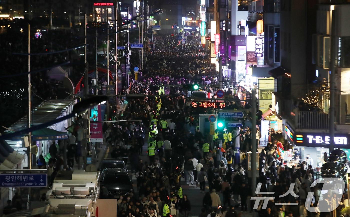 15일 오후 부산 수영구 광안리해수욕장 일대에서 열린 '제20회 부산불꽃축제' 관람을 마친 관람객들이 경찰 통제 속에 귀가하고 있다. 2025.11.15/뉴스1 ⓒ News1 윤일지 기자