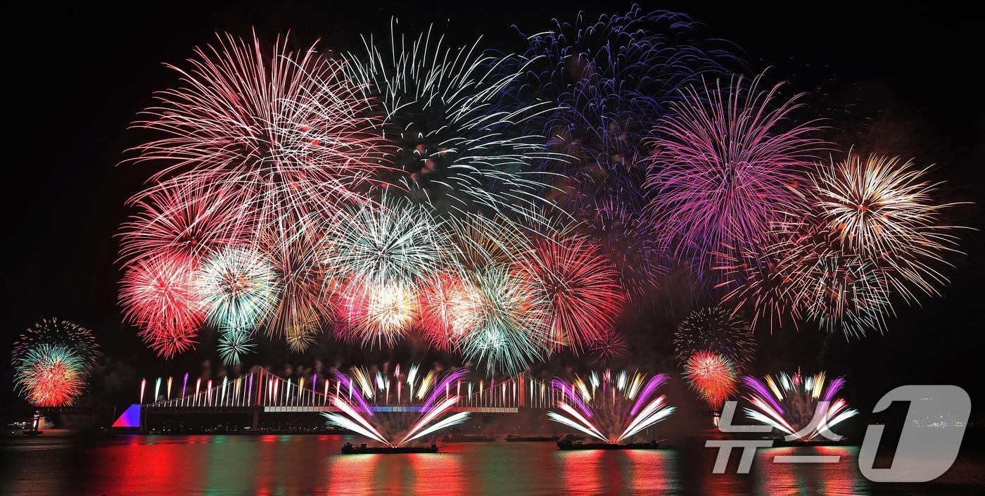 15일 오후 부산 수영구 광안리해수욕장 일대에서 열린 '제20회 부산불꽃축제'에서 화려한 불꽃이 부산 밤바다를 수놓고 있다. 2025.11.15/뉴스1 ⓒ News1 윤일지 기자