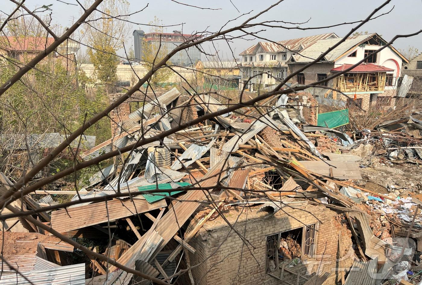 15일&#40;현지시간&#41; 인도 카슈미르 지역의 스리나가르 지역의 한 경찰서 건물이 폭발로 인해 파괴된 모습. 2025.11.15 ⓒ 로이터=뉴스1 ⓒ News1 김지완 기자