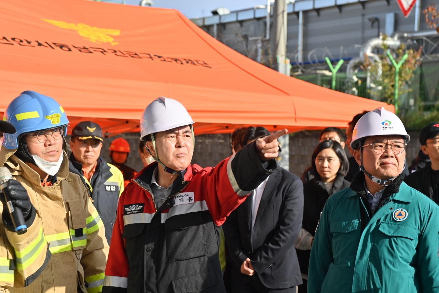 김태흠 지사&#40;왼쪽 두번째&#41;가 천안 이랜드 화재 현장을 찾아 현장 지휘를 하고 있는 모습.&#40;충남도 제공. 재판매 및 DB금지&#41;/뉴스1