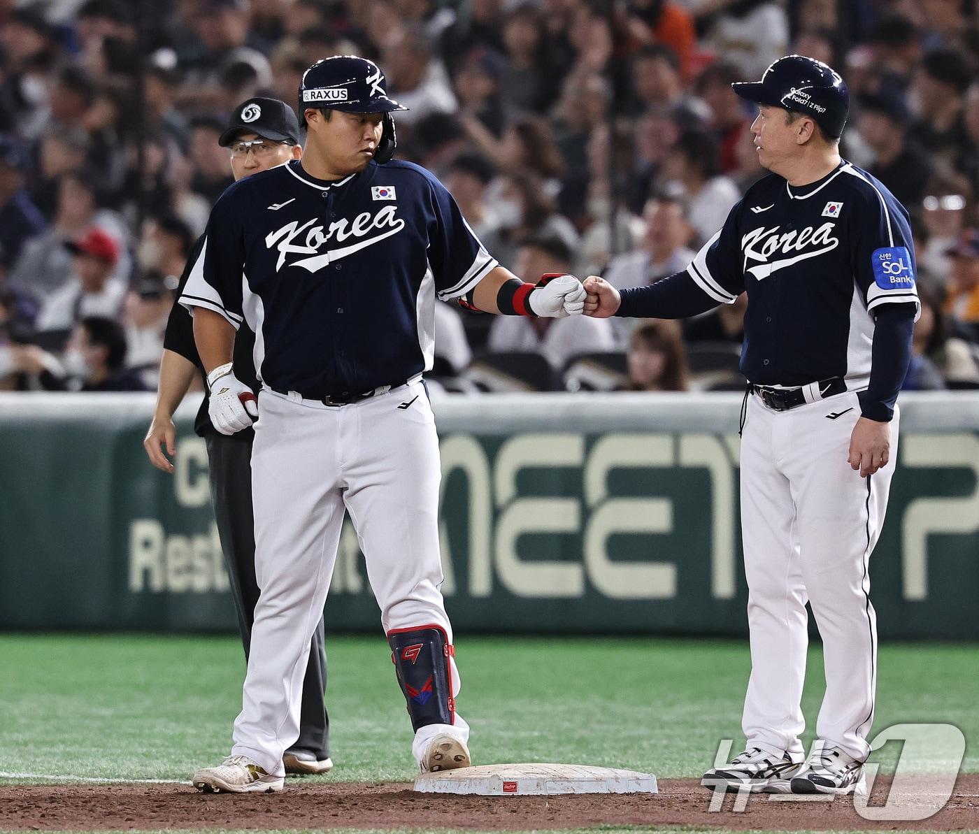 본문 이미지 - 15일 오후 일본 도쿄돔에서 열린 월드베이스볼클래식(WBC) 대비 평가전 '2025 케이 베이스볼 시리즈(K-BASEBALL SERIES)' 일본과의 1차전 경기. 대한민국 한동희가 8회초 2사 3루 상황에서 1루수 실책으로 출루한 뒤 이동욱 코치와 하이파이브하고 있다. 2025.11.15/뉴스1 ⓒ News1 구윤성 기자