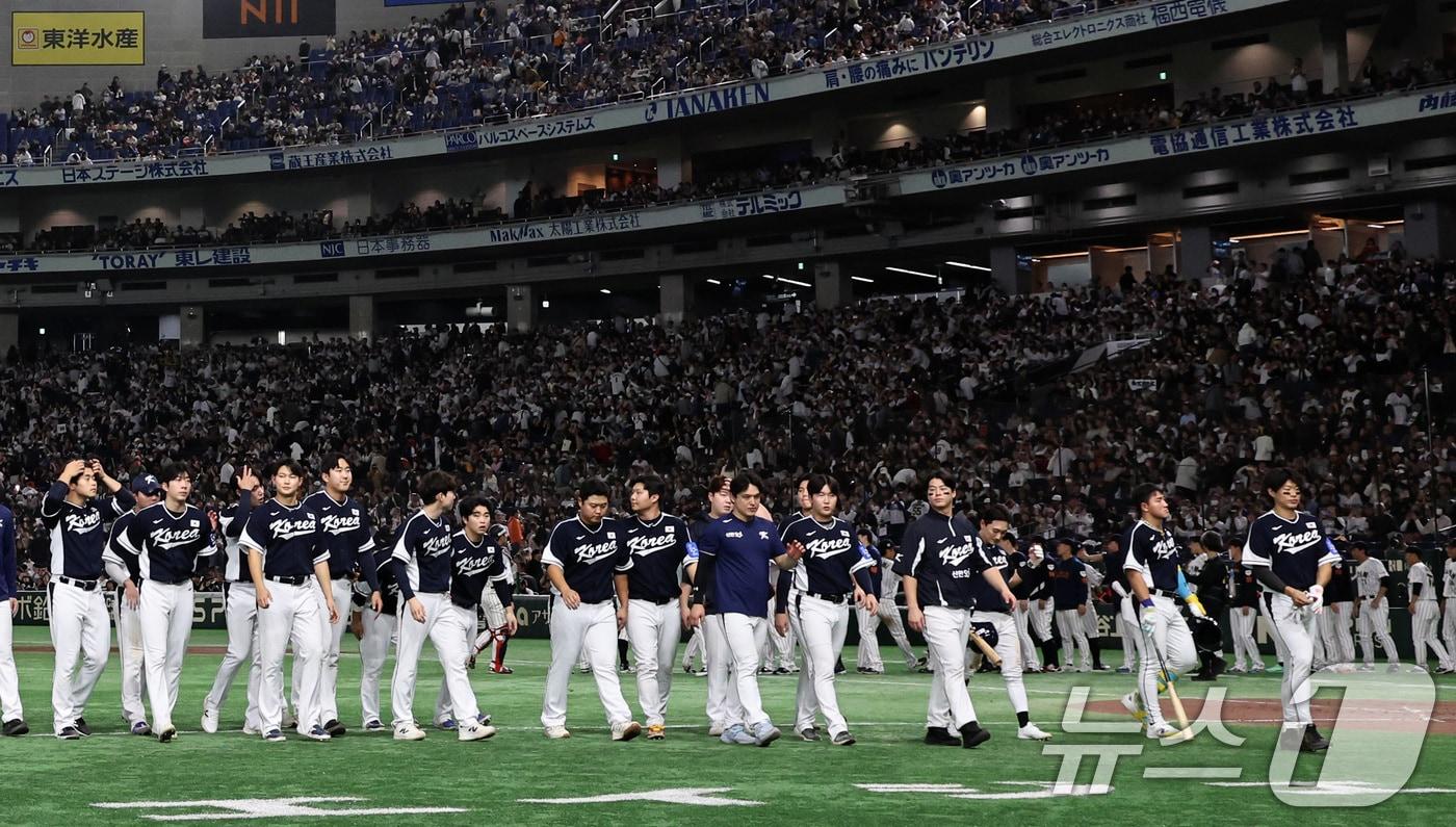 류지현 감독이 이끄는 야구 국가대표 선수들이 15일 오후 일본 도쿄돔에서 열린 월드베이스볼클래식&#40;WBC&#41; 대비 평가전 &#39;2025 케이 베이스볼 시리즈&#40;K-BASEBALL SERIES&#41;&#39; 일본과의 1차전 경기에서 일본에 11대 4로 역전패한 뒤 경기장을 빠져나가고 있다. 2025.11.15/뉴스1 ⓒ News1 구윤성 기자