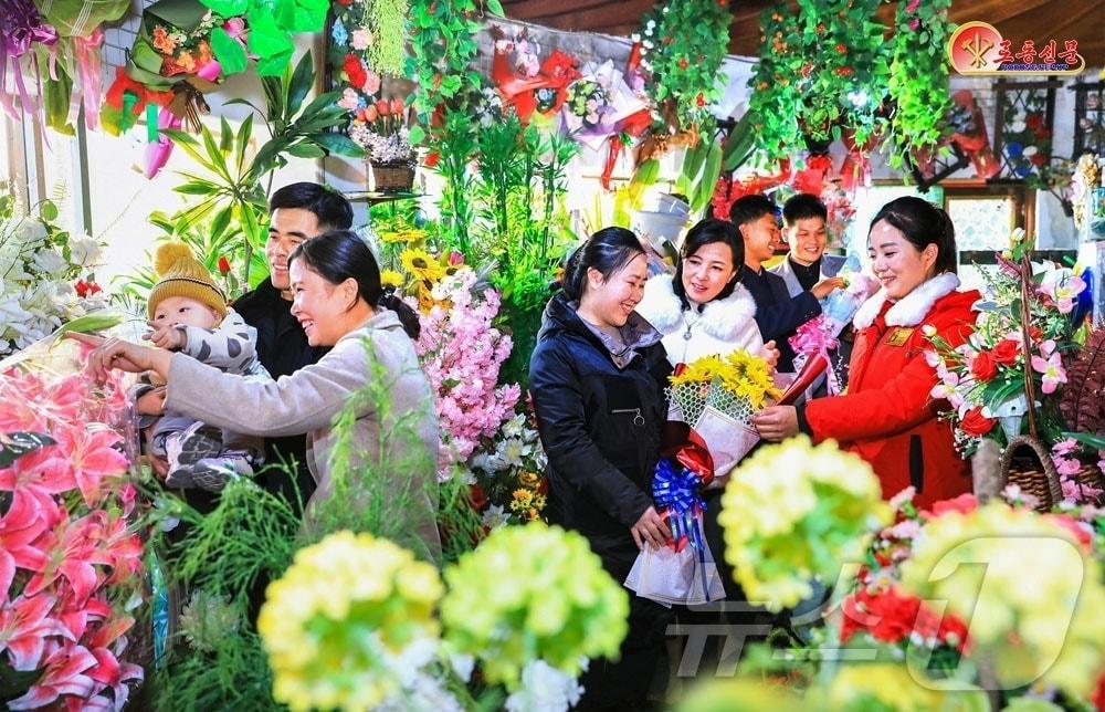 본문 이미지 - &#40;평양 노동신문=뉴스1&#41; = 북한 노동당 기관지 노동신문은 16일 &#39;어머니날&#39;을 맞아 미래과학자거리의 어느한 꽃매대에서 &#34;꽃을 고르는 사람들의 얼굴마다 어머니에 대한 깊은 정과 사랑이 함뿍 어려 있었다&#34;며 &#34;사랑과 정, 고상한 도덕의 이심으로 아름다운 사회주의 생활의 참모습이 얼마나 진실하게 비껴있다&#34;라고 보도했다. [국내에서만 사용가능. 재배포 금지. DB 금지. For Use Only in the Republic of Korea. Redistribution Prohibited] rodongphoto@news1.kr