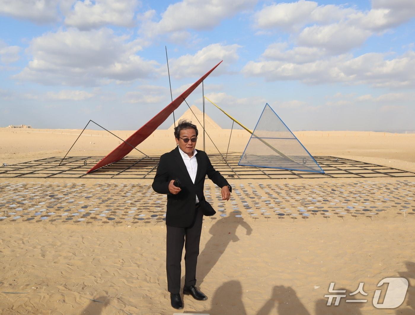 본문 이미지 - 15일, 박종규 작가가 기자 피라미드 앞에 설치된 작품 &#39;영원의 코드&#39; 앞에서 기자 간담회를 열고 작품을 설명하고 있다. ⓒ 뉴스1 김정한 기자