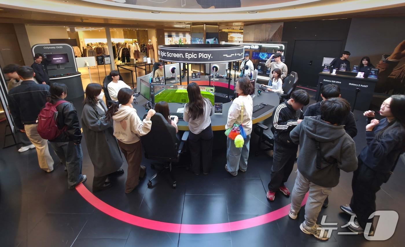 관람객들이 삼성 오디세이 게이밍 모니터와 갤럭시 스마트폰으로 게임 플레이를 경험할 수 있는 &#39;오디세이 게임 스테이션&#39; 팝업 체험존을 방문하고 있다. &#40;사진제공 = 삼성전자&#41; 