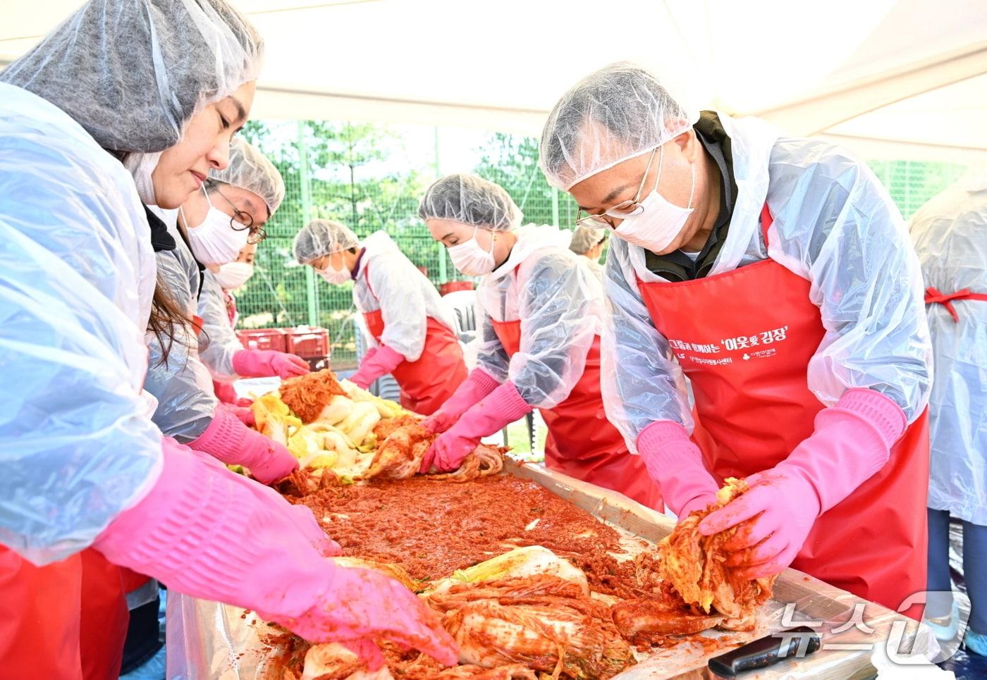 명노현 &#40;주&#41;LS 부회장&#40;사진 오른쪽&#41;이 15일, LS미래원에서 열린 김장 나눔 행사에 참여해 LS 임직원 및 안성시 자원봉사자들과 함께 김치를 담그고 있다. &#40;사진제공 = LS&#41; 