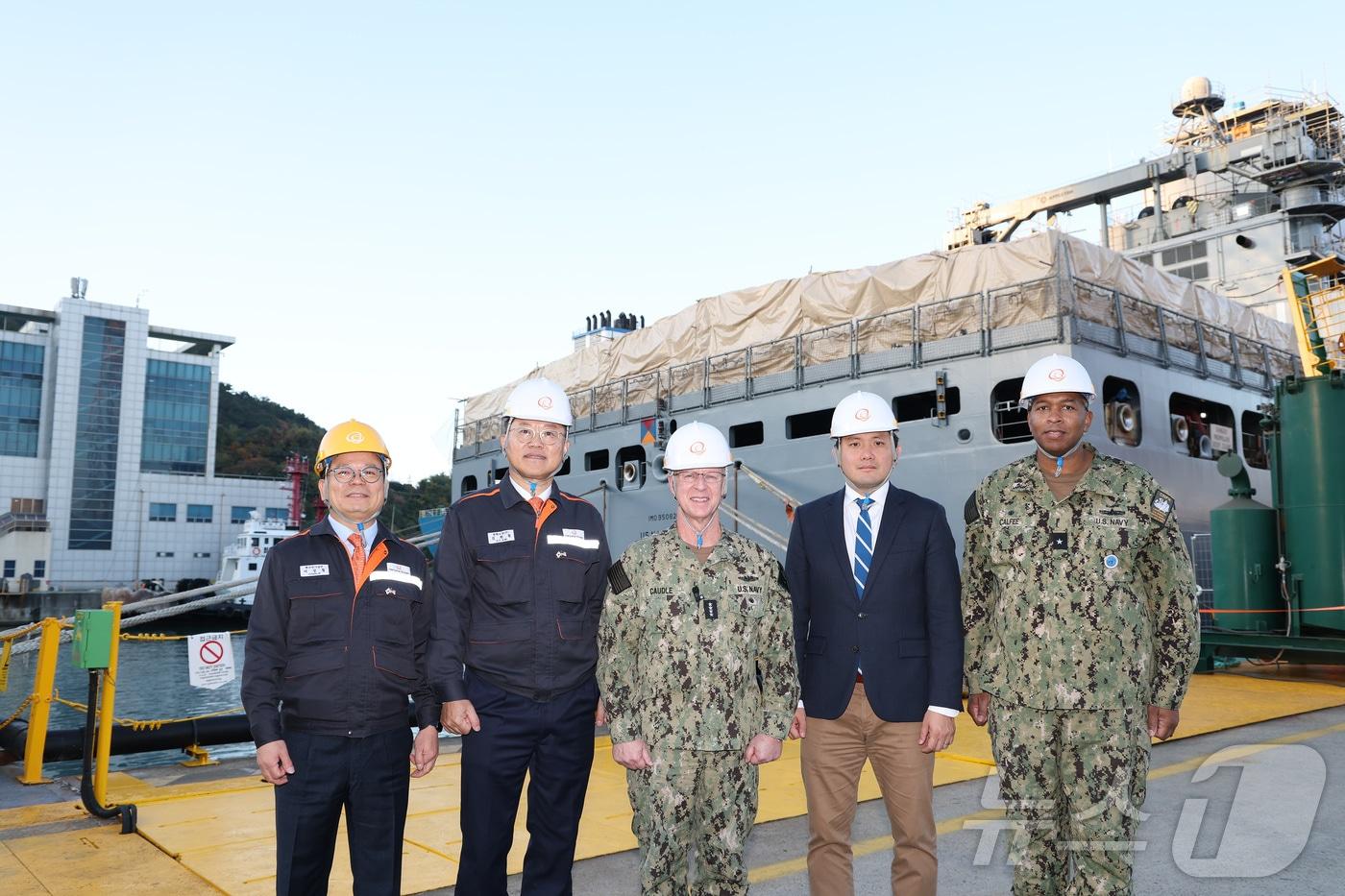 한화오션은 한∙미 관세협상 타결로 양국의 마스가&#40;MASGA&#41; 프로젝트가 본격적인 협력 국면으로 접어드는 가운데 대릴 커들 미국 해군참모총장이 한화오션 거제사업장을 방문했다고 16일 밝혔다. 한화오션은 지난해 8월 미 해군 군수지원함인 ‘윌리 쉬라함’을 시작으로 지난해 11월에는 ‘유콘함’, 올해 7월에는 ‘찰스 드류함’까지 국내 조선소 최초이자 최다 미 해군 MRO 사업 실적을 보유 중이다. 윌리 쉬라함과 유콘함은 성공적인 MRO 작업을 마치고 미 해군에 인도됐고, 찰스 드류함은 내년 1월을 목표로 막바지 정비가 한창 진행되고 있다. &#40;한화오션 제공. 재판매 및 DB금지&#41; 2025.11.16/뉴스1