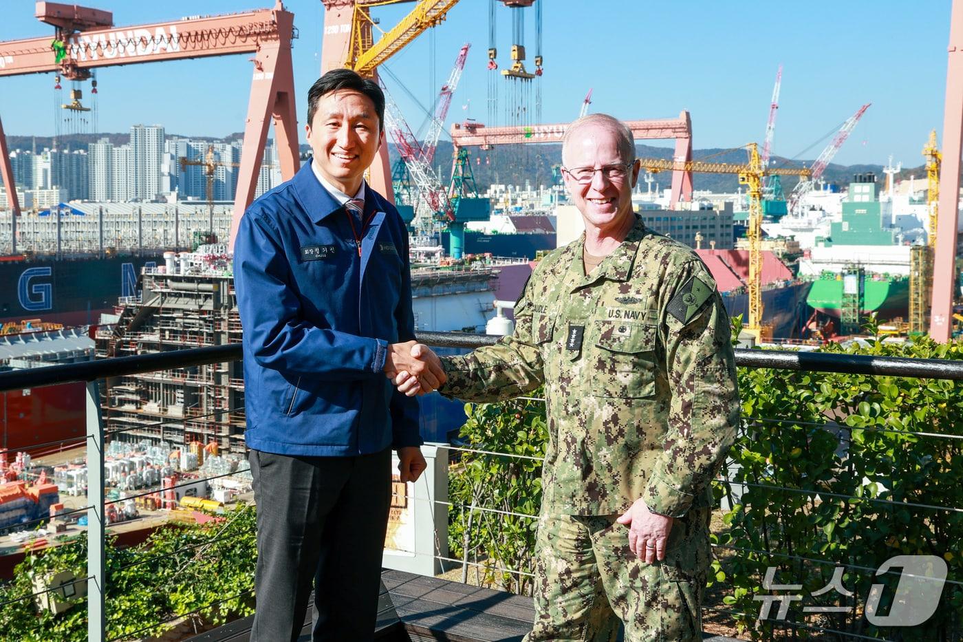 정기선 HD현대 회장이 15일 HD현대중공업 울산 조선소를 방문한 대릴 커들&#40;Daryl Caudle&#41; 미국 해군참모총장과 기념촬영을 하고 있다. &#40;사진제공 = HD현대&#41; 