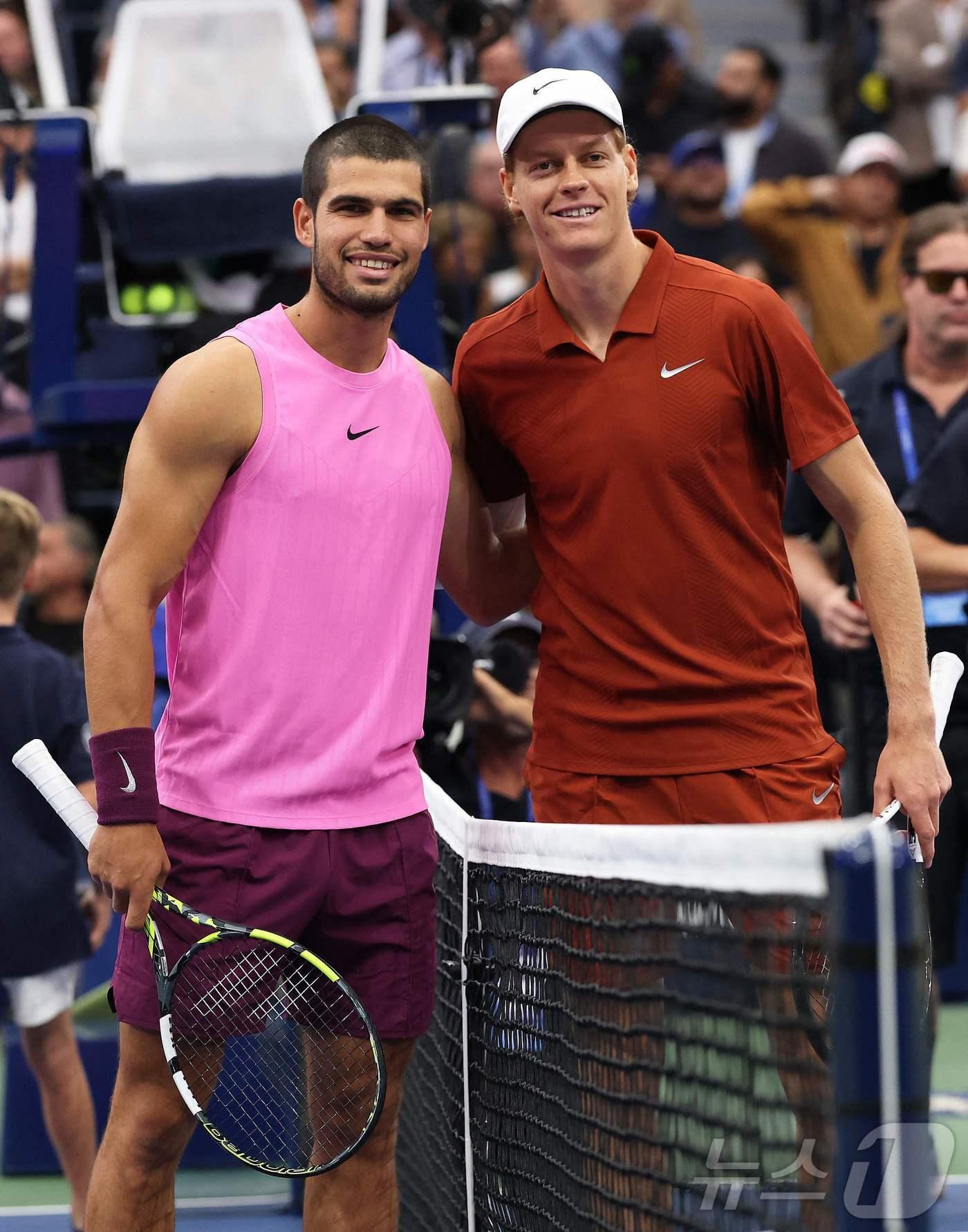 본문 이미지 - 카를로스 알카라스&#40;왼쪽&#41;와 얀니크 신네르. ⓒ AFP=뉴스1