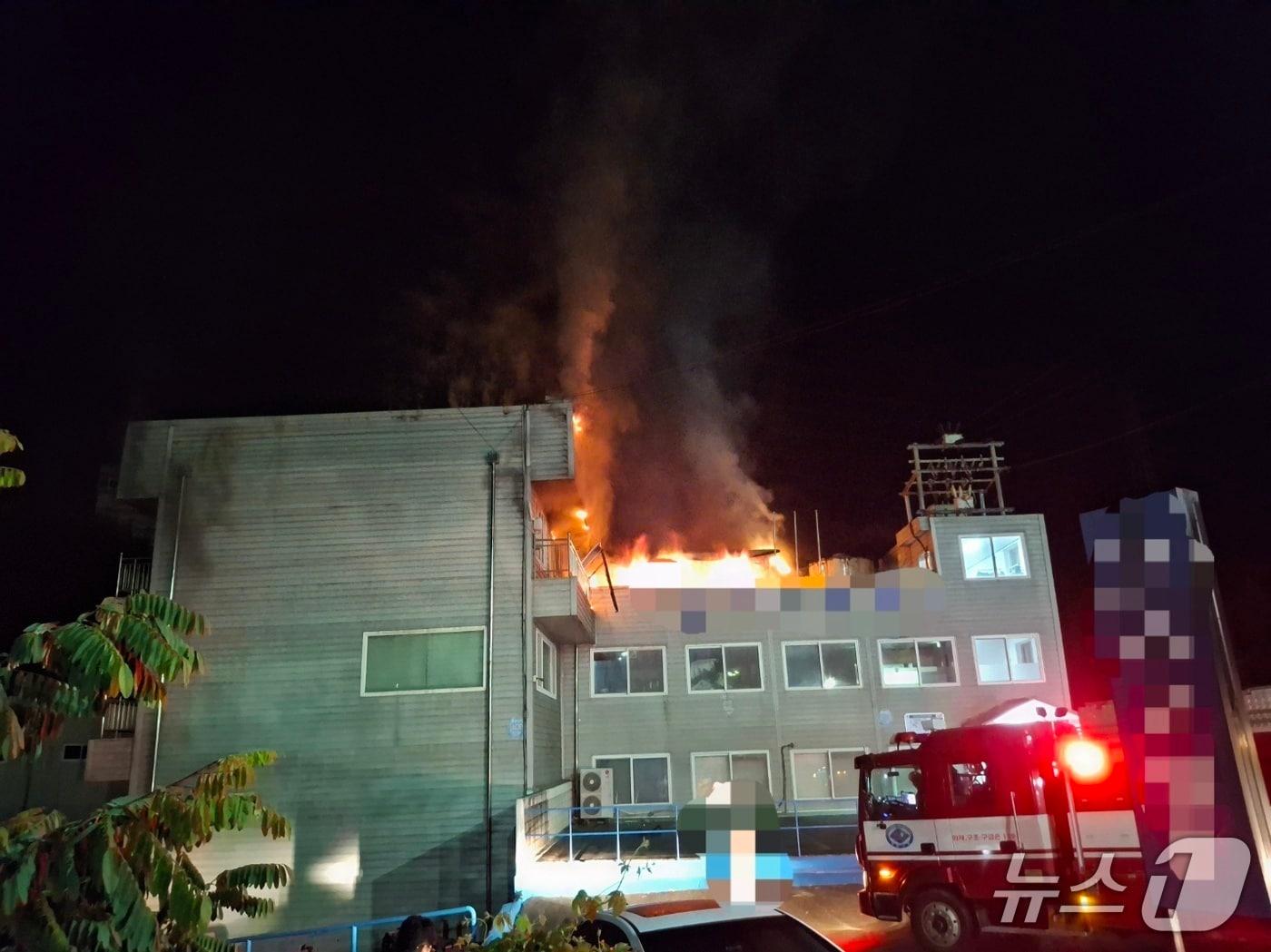 본문 이미지 - 16일 오전 3시33분쯤 경북 경주시 외동읍의 자동차부품 제조공장 기숙사에서 불이나 소방 당국이 진화하고 있다.&#40;경북소방본부 제공. 재판매 및 DB 금지&#41;2025.11.16/뉴스1