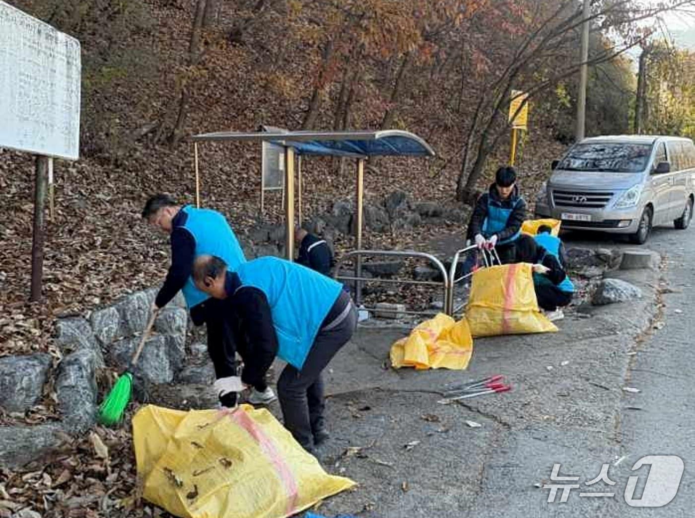 본문 이미지 - 충북 진천군 상하수도사업소 직원 24명은 지난 15일 휴일을 반납하고 사업소가 관리하는 시설의 환경 개선을 위해 환경정비 활동을 펼쳤다.&#40;진천군 제공, 재판매 및 DB금지&#41;/뉴스1
