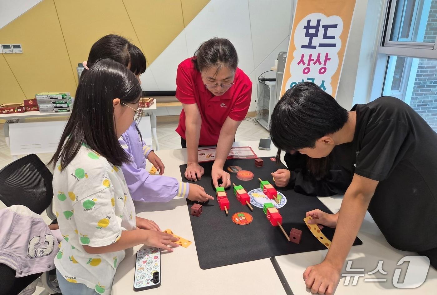 충북 증평군가족센터가 추진한 가족 참여형 프로그램 보드상상연구소 운영 모습.&#40;증평군 제공, 재판매 및 DB금지&#41;/뉴스1