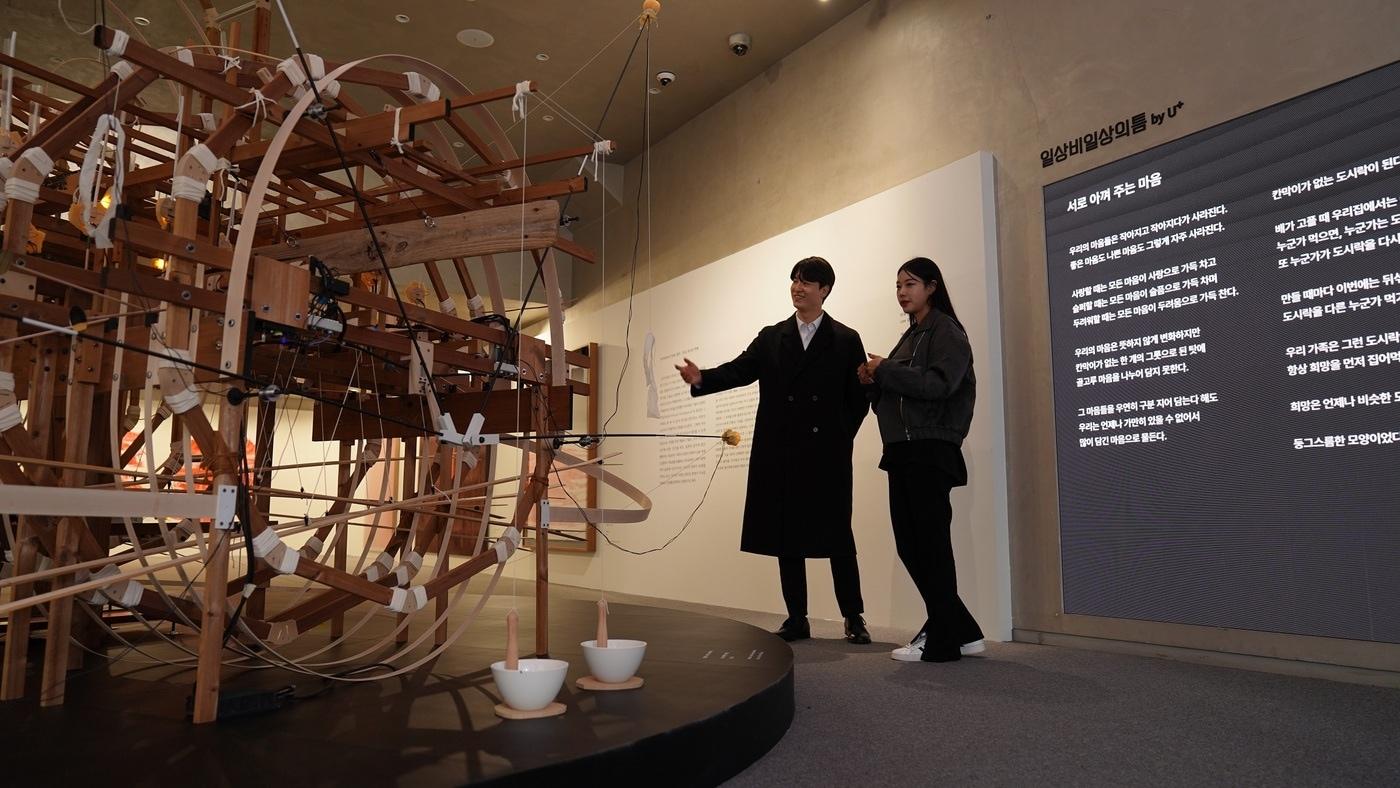 LG유플러스 모델이 전시공간을 소개하는 모습.&#40;LG유플러스 제공&#41;