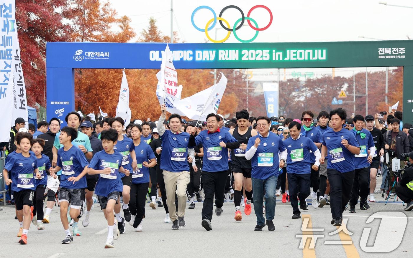 올림픽데이런 2025 in 전주 마라톤대회가 열린 16일 전북 전주시 전주월드컵경기장 일원에서 김관영 전북도지사와 우범기 전주시장을 비롯한 참가자들이 힘차게 출발하고 있다. 2025.11.16/뉴스1 ⓒ News1 유경석 기자