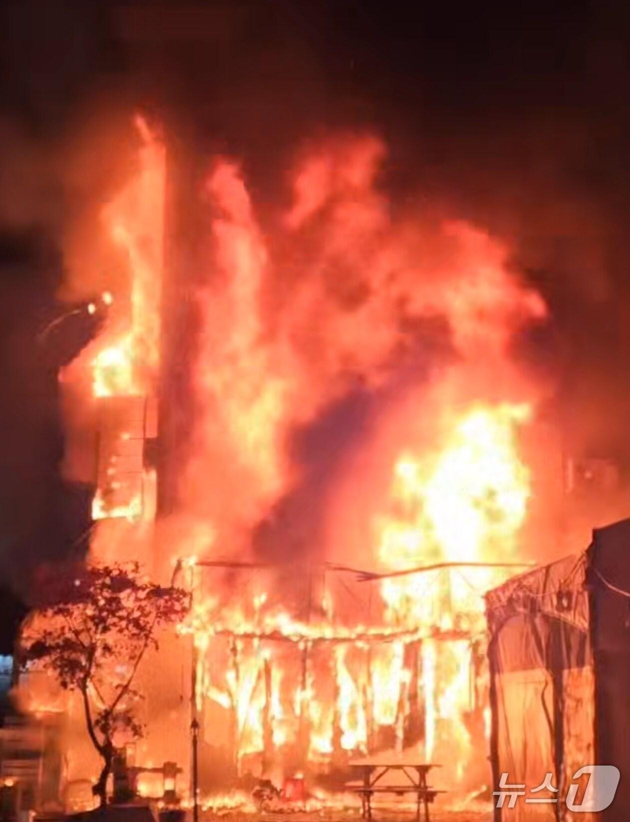 본문 이미지 - 지난 15일 오후 10시 15분쯤 강원 태백시 황지동 태백산국립공원사무소 인근 한 건물 주변에 발생한 화재가 1시간여 만인 같은 날 오후 11시 24분쯤 진화된 가운데, 소방대원 1명이 부상을 입고 소방추산 4억 원이 넘는 재산 피해가 발생했다. &#40;강원도소방본부 제공. 재판매 및 DB금지&#41; 2025.11.16/뉴스1