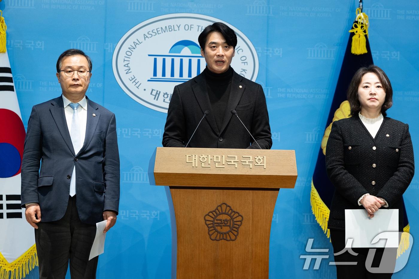 한준호 더불어민주당 정치검찰 조작기소대응특별위원회 위원장을 비롯한 소속 의원들이 16일 서울 여의도 국회 소통관에서 대장동 사건 정영학 녹취록 조작 정치검찰 규탄 기자회견을 하고 있다. 왼쪽부터 이건태 의원, 한 위원장, 이주희 의원. 2025.11.16/뉴스1 ⓒ News1 유승관 기자