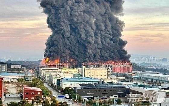 본문 이미지 - 15일 충남 천안 동남구 이랜드패션 물류센터에서 화재가 발생해 검은 연기와 함께 화염이 치솟고 있다. 소방 당국 대응 2단계로 격상해 화재를 진화 중이다. (독자 제공 재판매 및 DB금지) 2025.11.15/뉴스1 ⓒ News1 이호윤 기자 