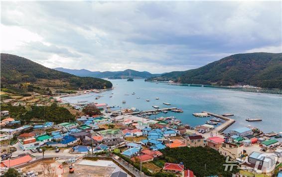 본문 이미지 - 경남 거제 산달도마을 전경&#40;해양수산부 제공&#41;